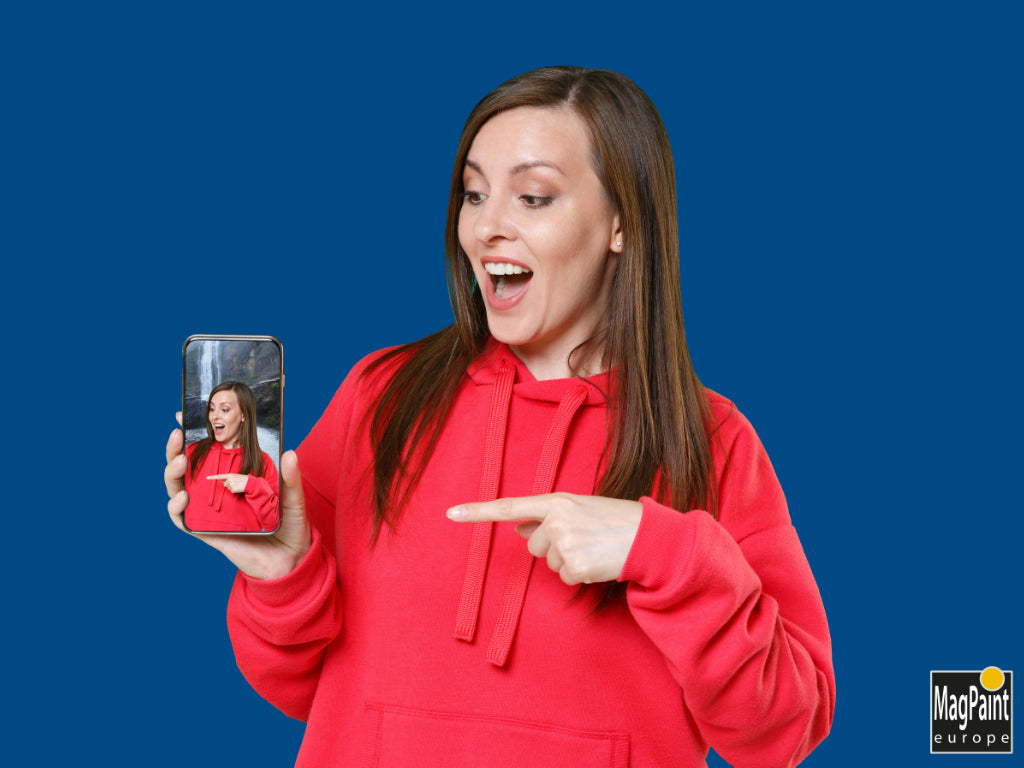 Bluescreen woman phone